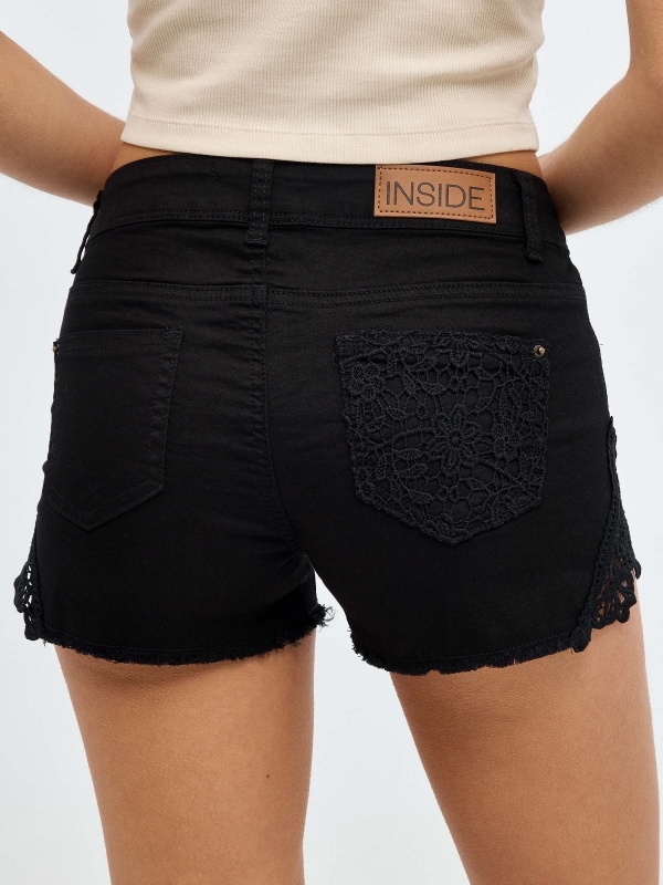 Shorts denim com detalhes crochê preto vista detalhe