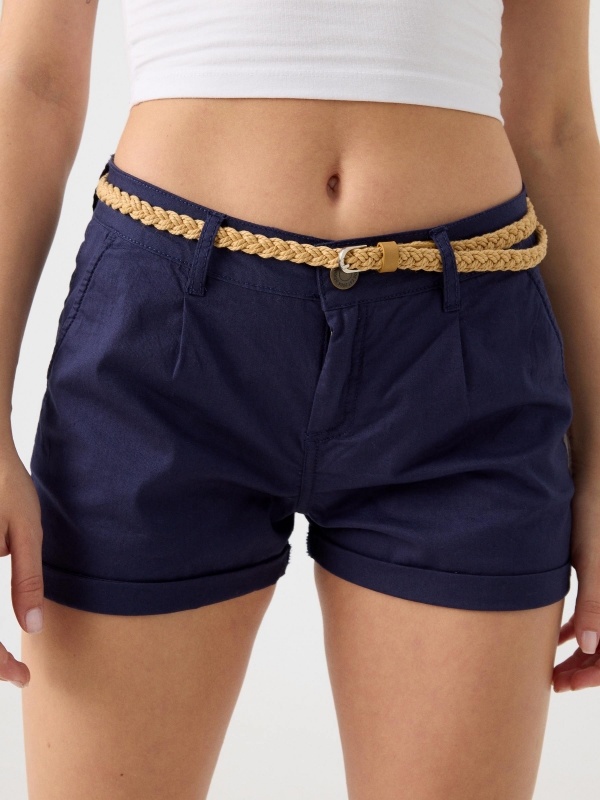 Shorts com pinças e cinto azul marinho vista detalhe