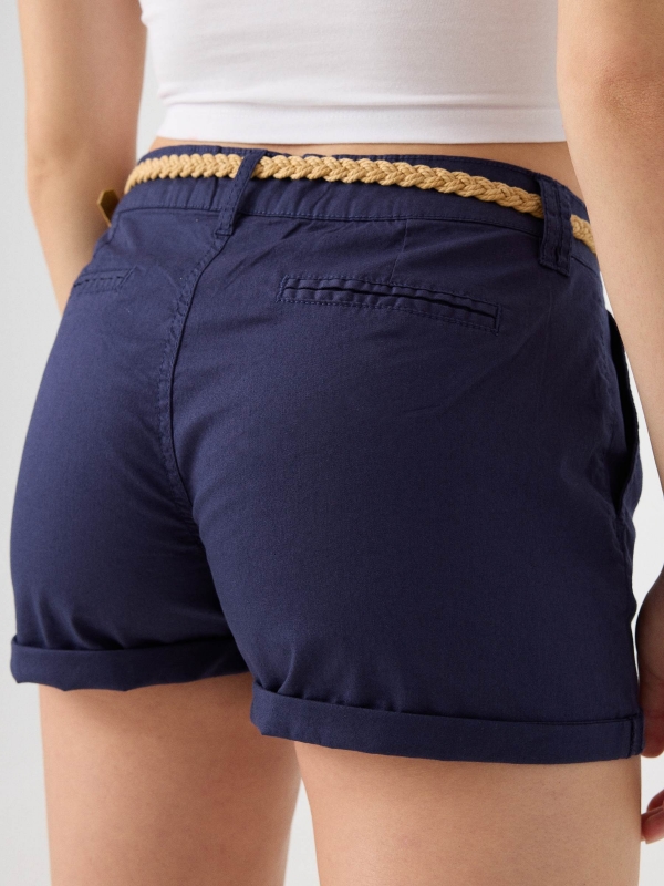 Shorts com pinças e cinto azul marinho vista detalhe