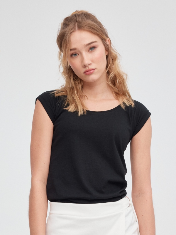 Basic short sleeve t-shirt black middle front view
