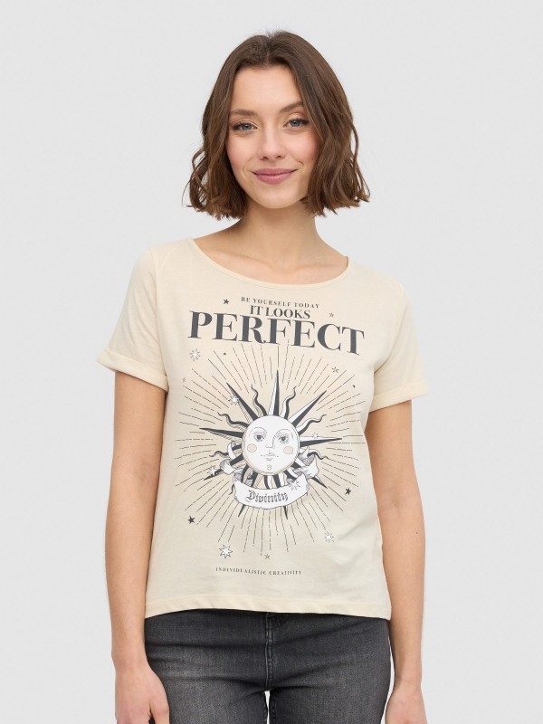 T-shirt com estampado solar areia vista meia frontal