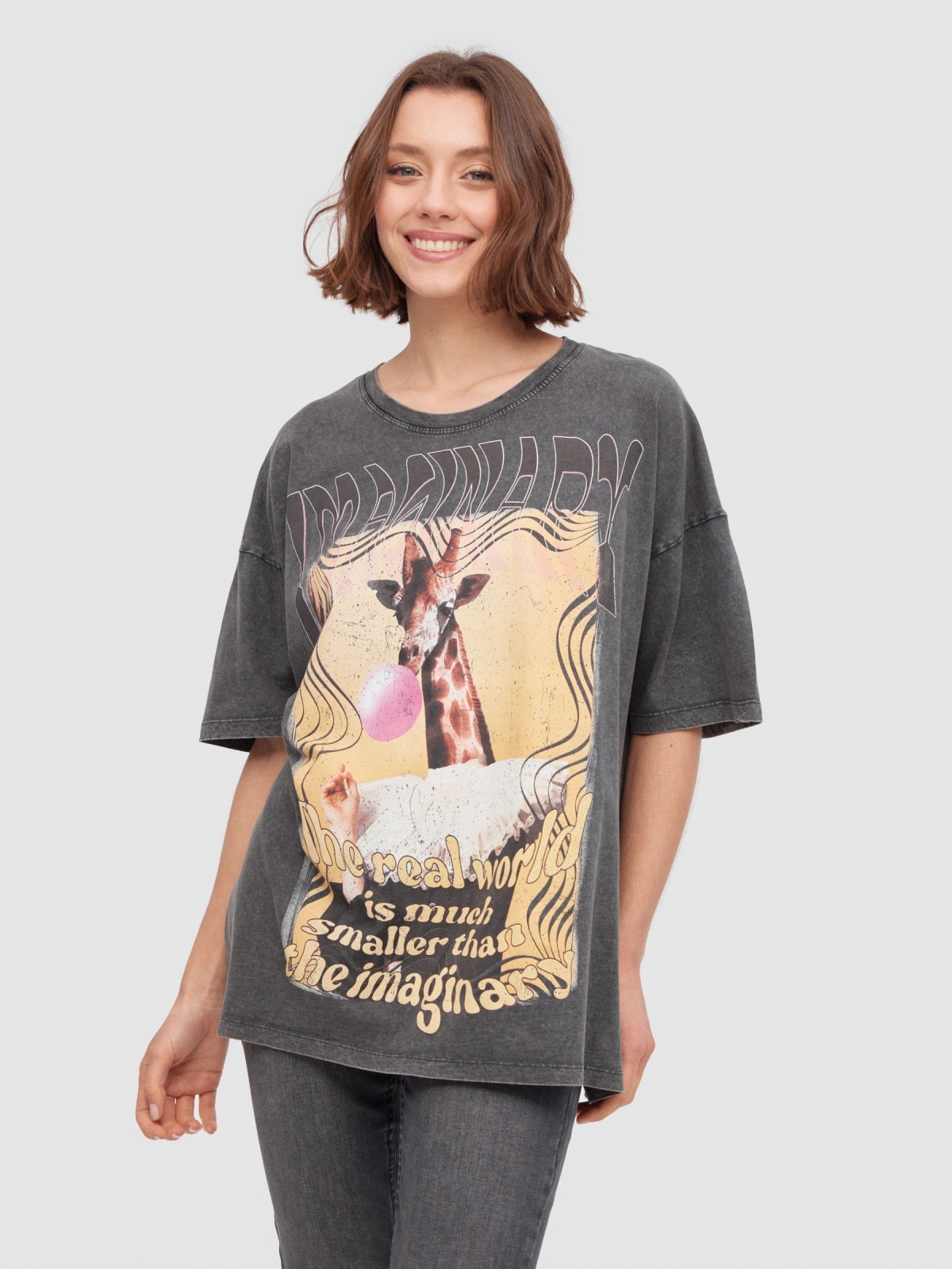 T-shirt oversize girafa cinza escuro vista meia frontal