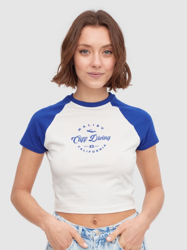 T-shirt com mangas em contraste azul eléctrico vista meia frontal