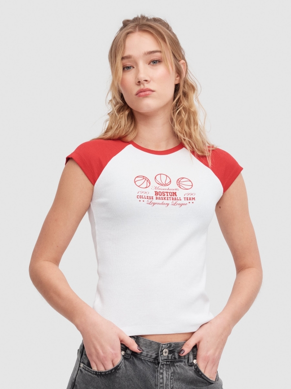 T-shirt com mangas em contraste vermelho vista meia frontal