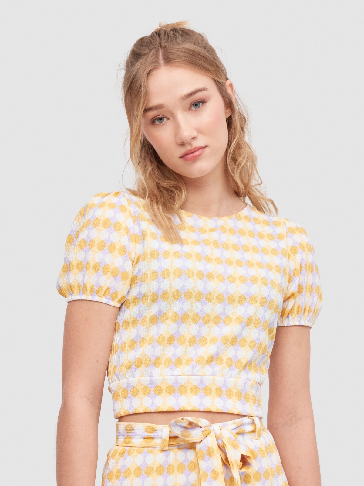 T-shirt com estampado sixties e laço multicolorido vista meia frontal