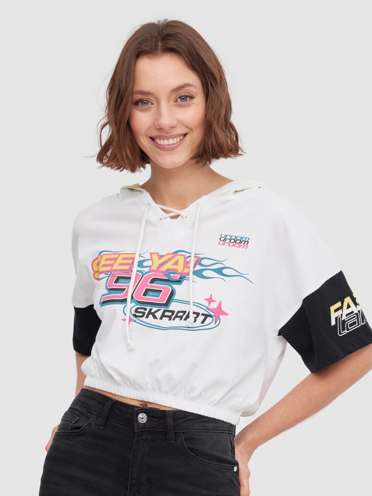 T-shirt racing com capuz multicolorido vista meia frontal