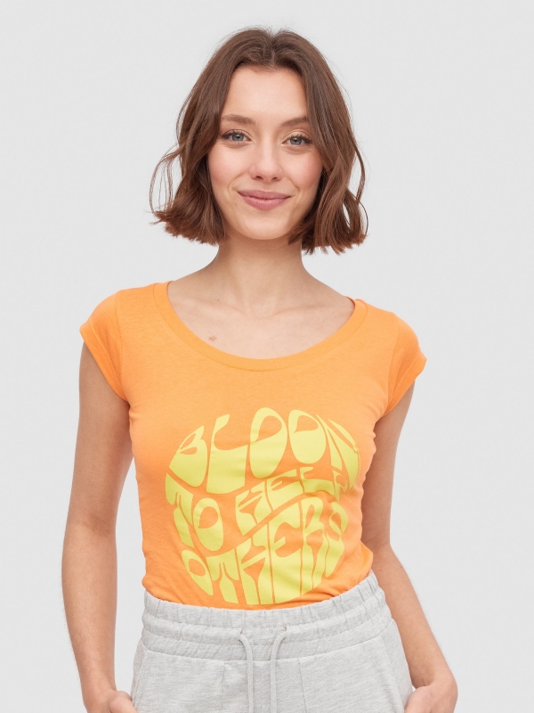 T-shirt Bloom salmão vista meia frontal