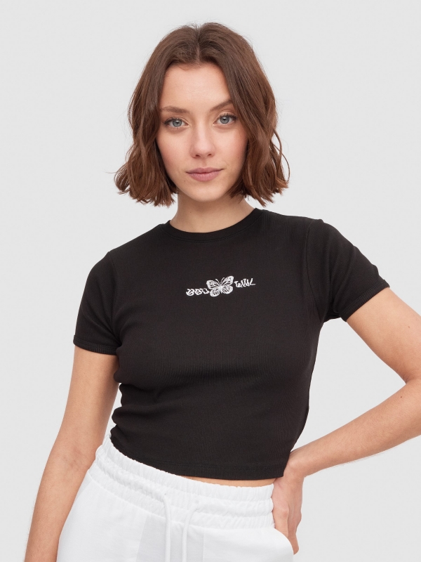 T-shirt rib bordada com borboleta preto vista meia frontal