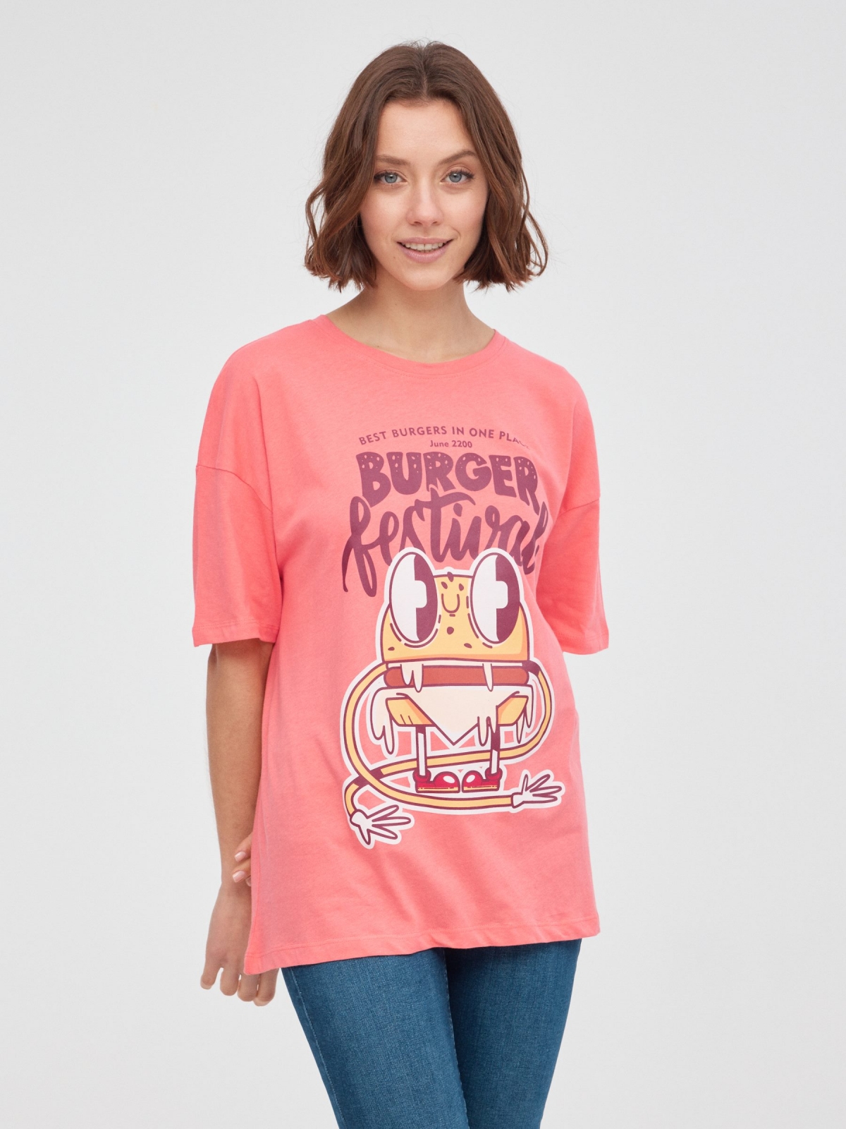 T-shirt oversize Burguer coral vista meia frontal