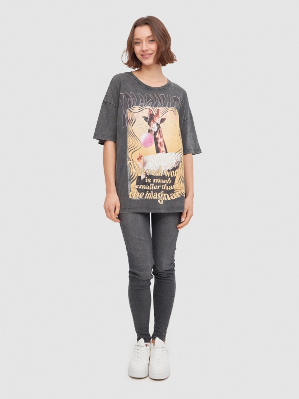 T-shirt oversize girafa cinza escuro vista geral frontal