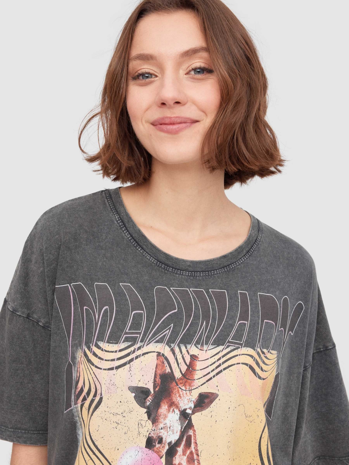Camiseta oversize jirafa gris oscuro vista detalle