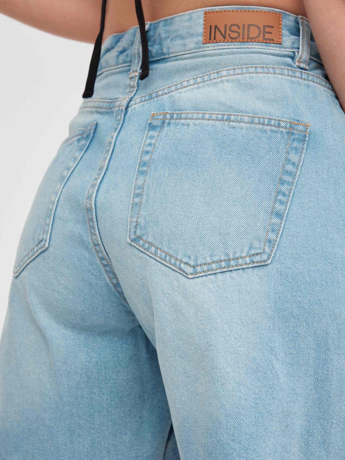 Calções de ganga de cintura alta azul claro vista detalhe