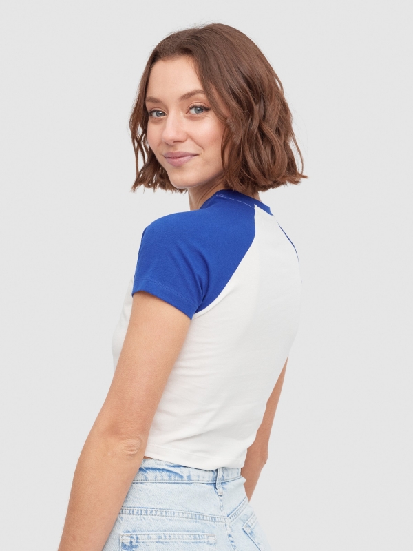Camiseta crop manga contraste azul eléctrico vista media trasera