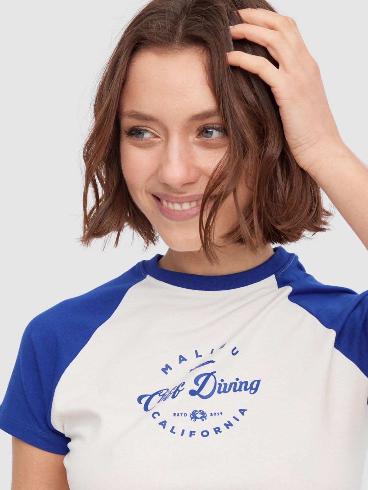 Camiseta crop manga contraste azul eléctrico vista detalle