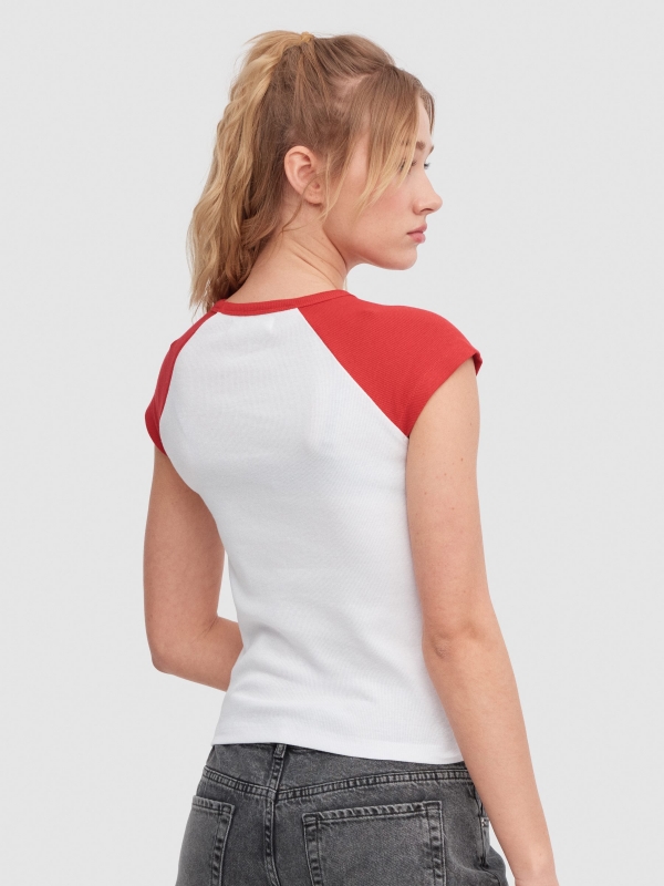Camiseta crop manga contraste rojo vista media trasera