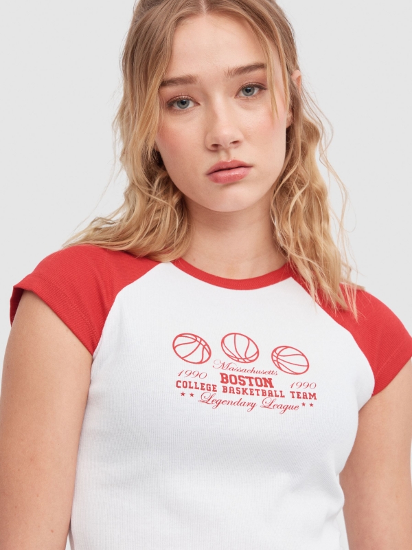 T-shirt com mangas em contraste vermelho vista detalhe