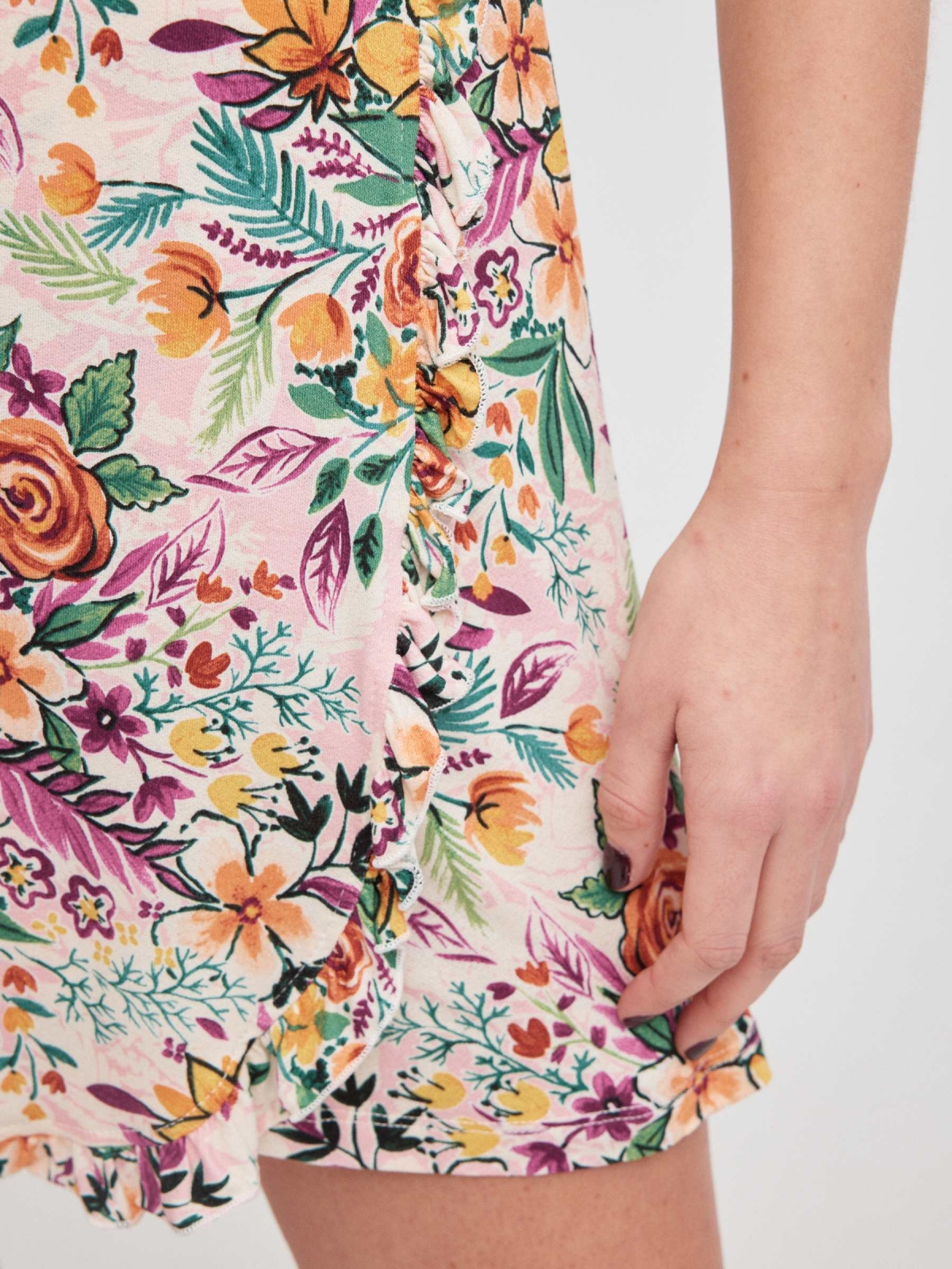 Vestido mini decote cruzado floral multicolorido vista detalhe