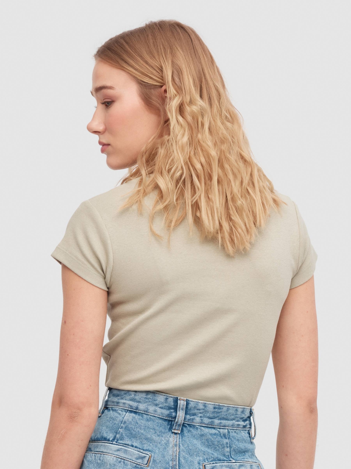 T-shirt básica em canelado verde acinzentado vista meia traseira