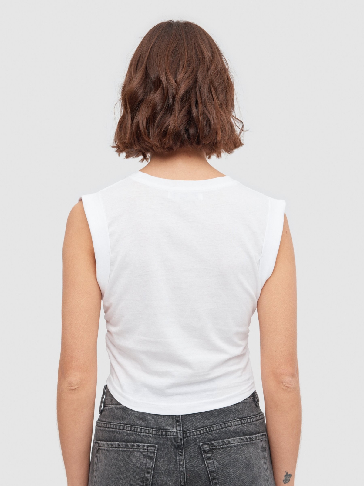 Camiseta fruncido lateral blanco vista media trasera
