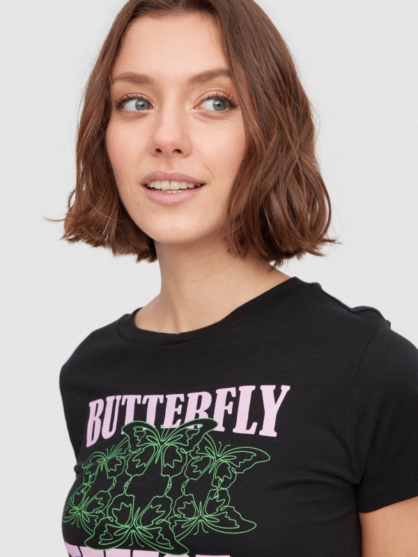 Camiseta Efecto Mariposa negro vista detalle