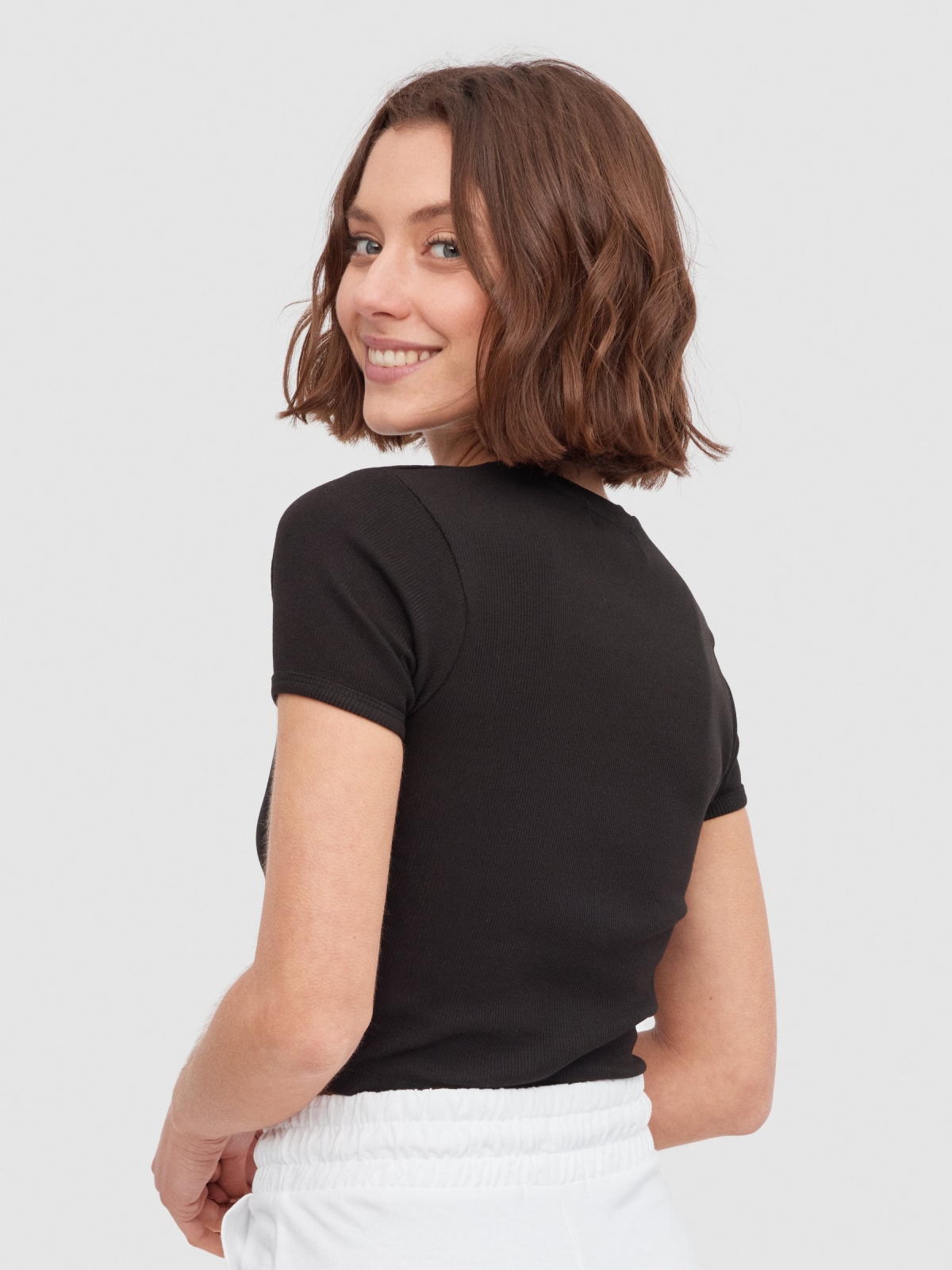 T-shirt rib bordada com borboleta preto vista meia traseira