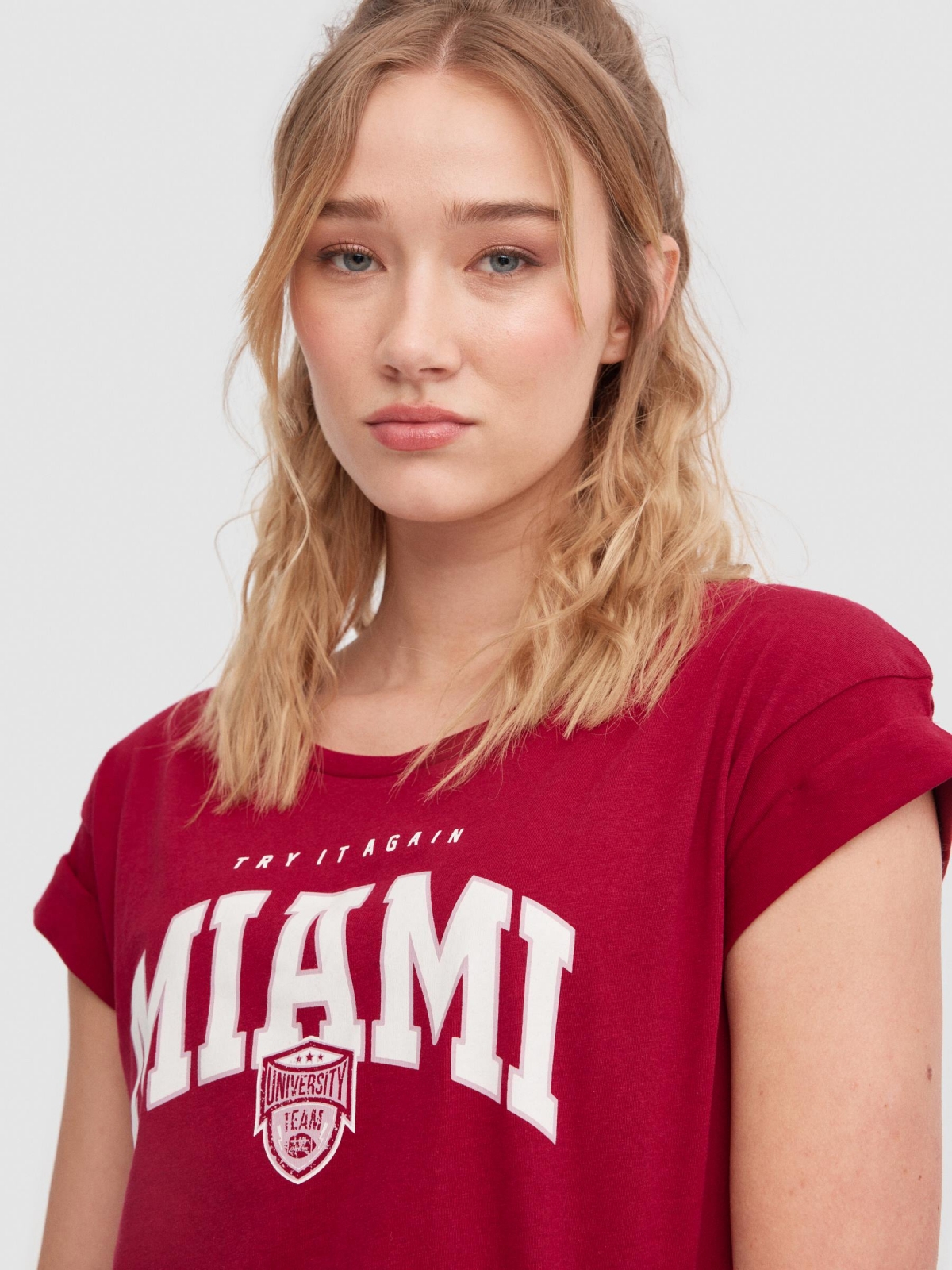T-shirt Universidade de Miami granada vista detalhe
