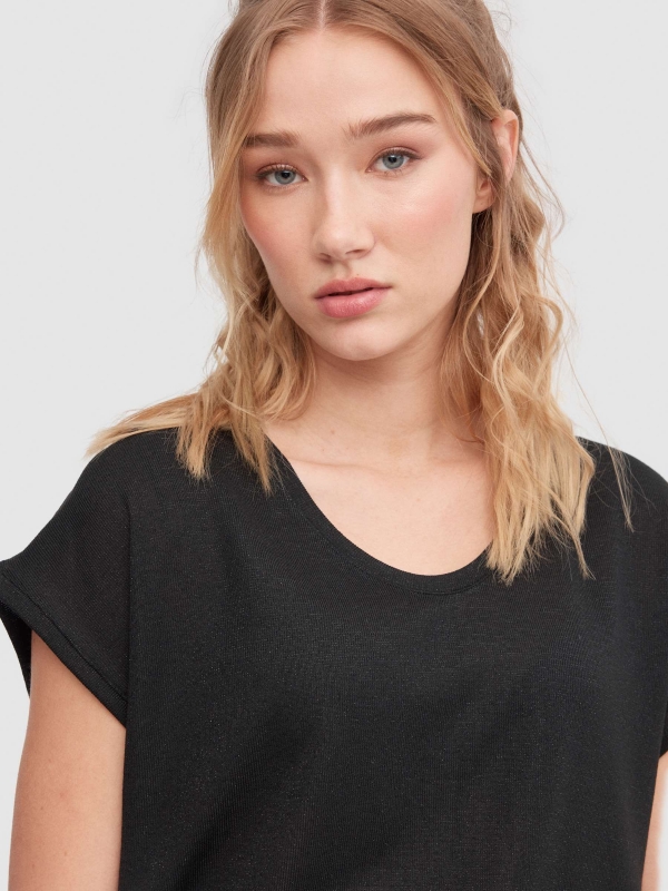 Camiseta lurex cuello pico negro vista detalle