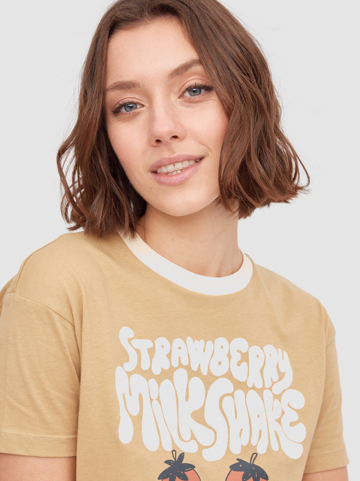 Camiseta Strawberry Milkshake ocre vista detalle