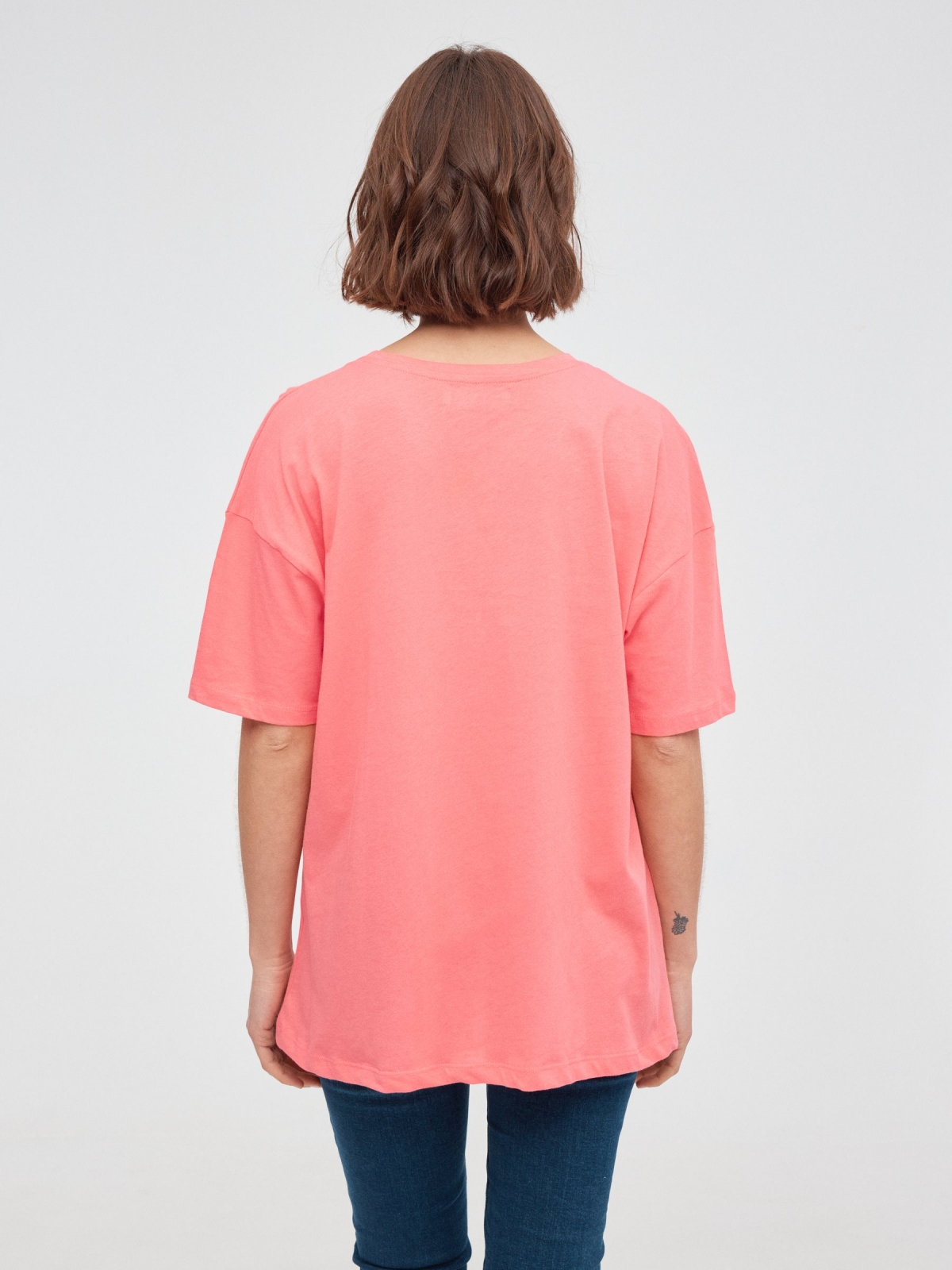 T-shirt oversize Burguer coral vista meia traseira