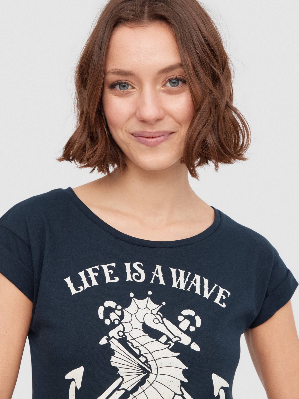 Camiseta caballito de mar azul marino vista detalle