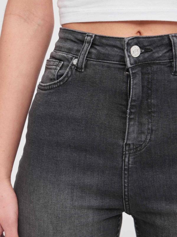 Jeans skinny de cintura alta desgaste preto vista detalhe
