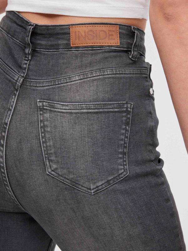 Jeans skinny de cintura alta desgaste preto vista detalhe