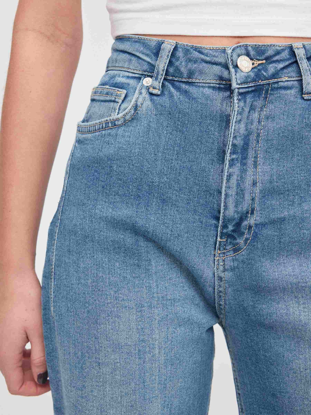 Jeans perna grande pinza azul claro vista detalhe