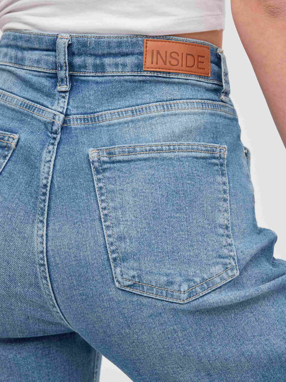 Jeans wide leg pinza azul claro vista detalle