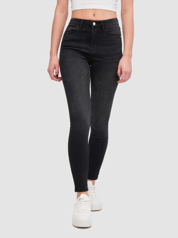 Jeans skinny de cintura média preto vista meia frontal