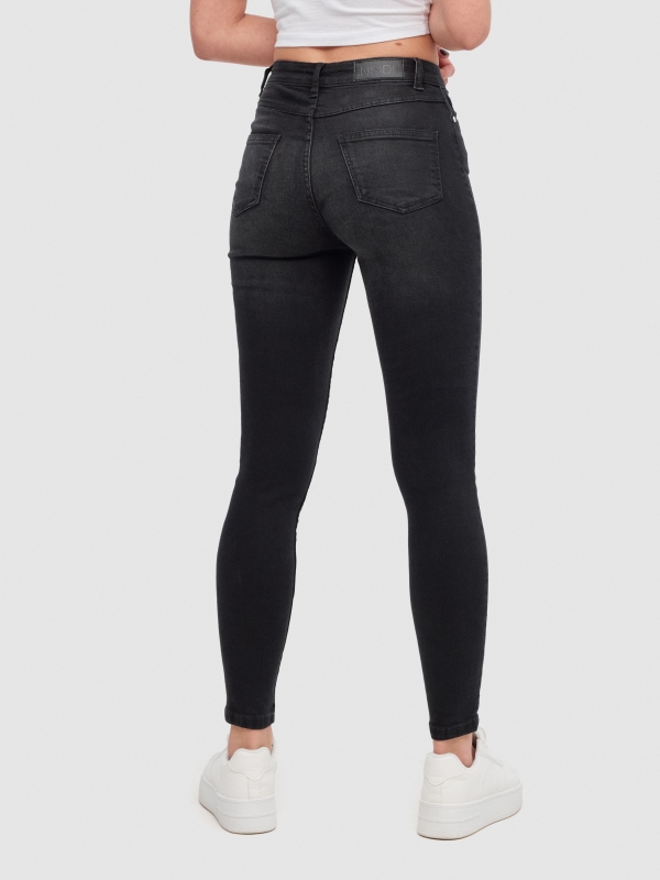 Jeans skinny de cintura média preto vista meia traseira