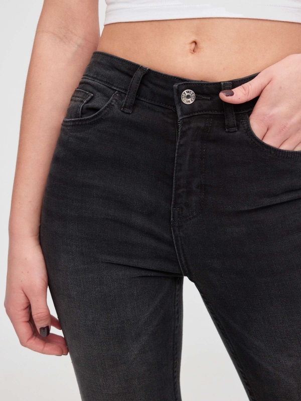 Jeans skinny tiro medio negro vista detalle