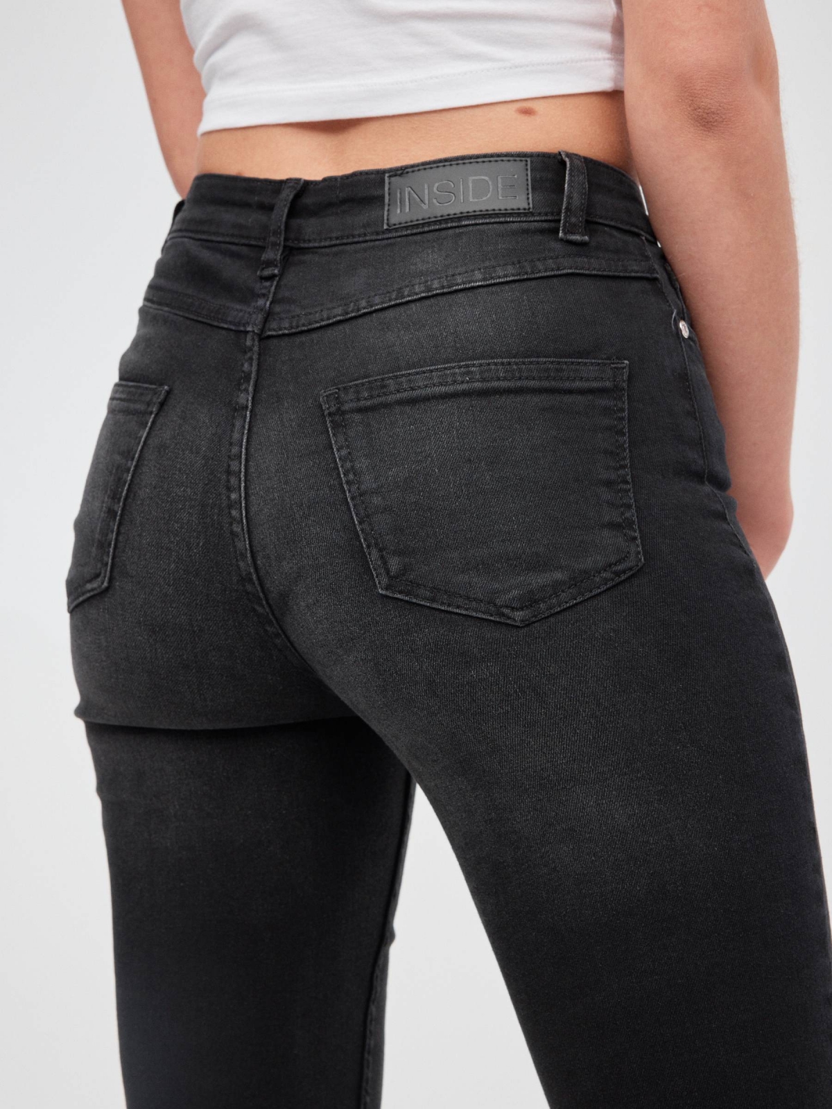 Jeans skinny de cintura média preto vista detalhe
