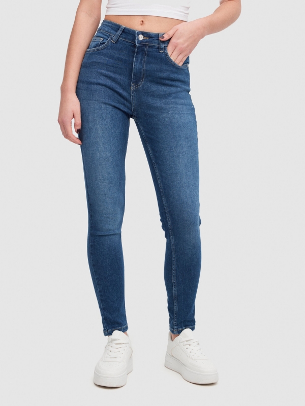 Jeans skinny de cintura média com rasgos azul escuro vista meia frontal