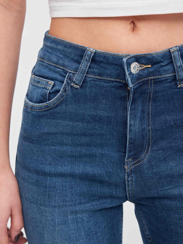 Jeans skinny de cintura média com rasgos azul escuro vista detalhe