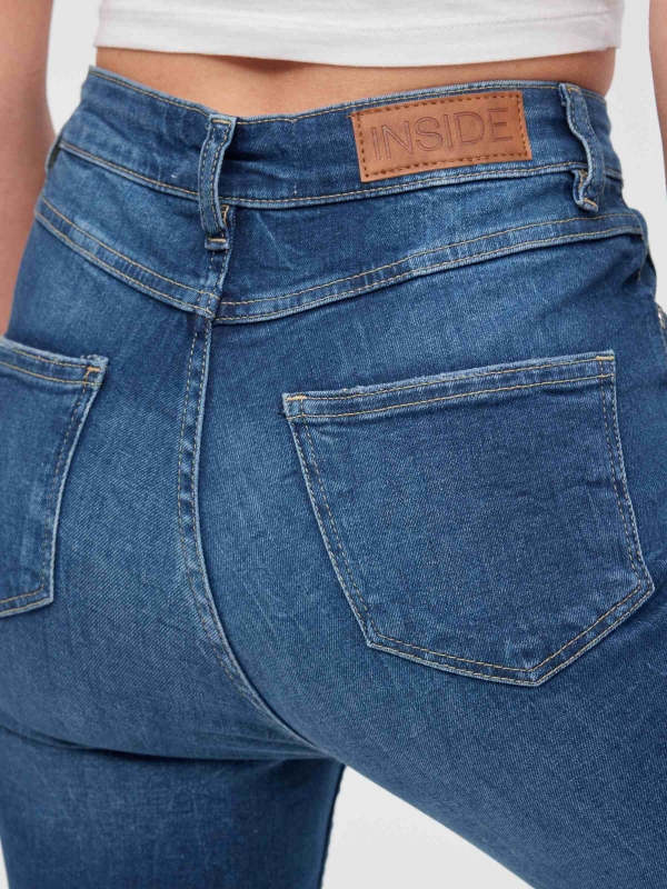 Jeans skinny de cintura média com rasgos azul escuro vista detalhe
