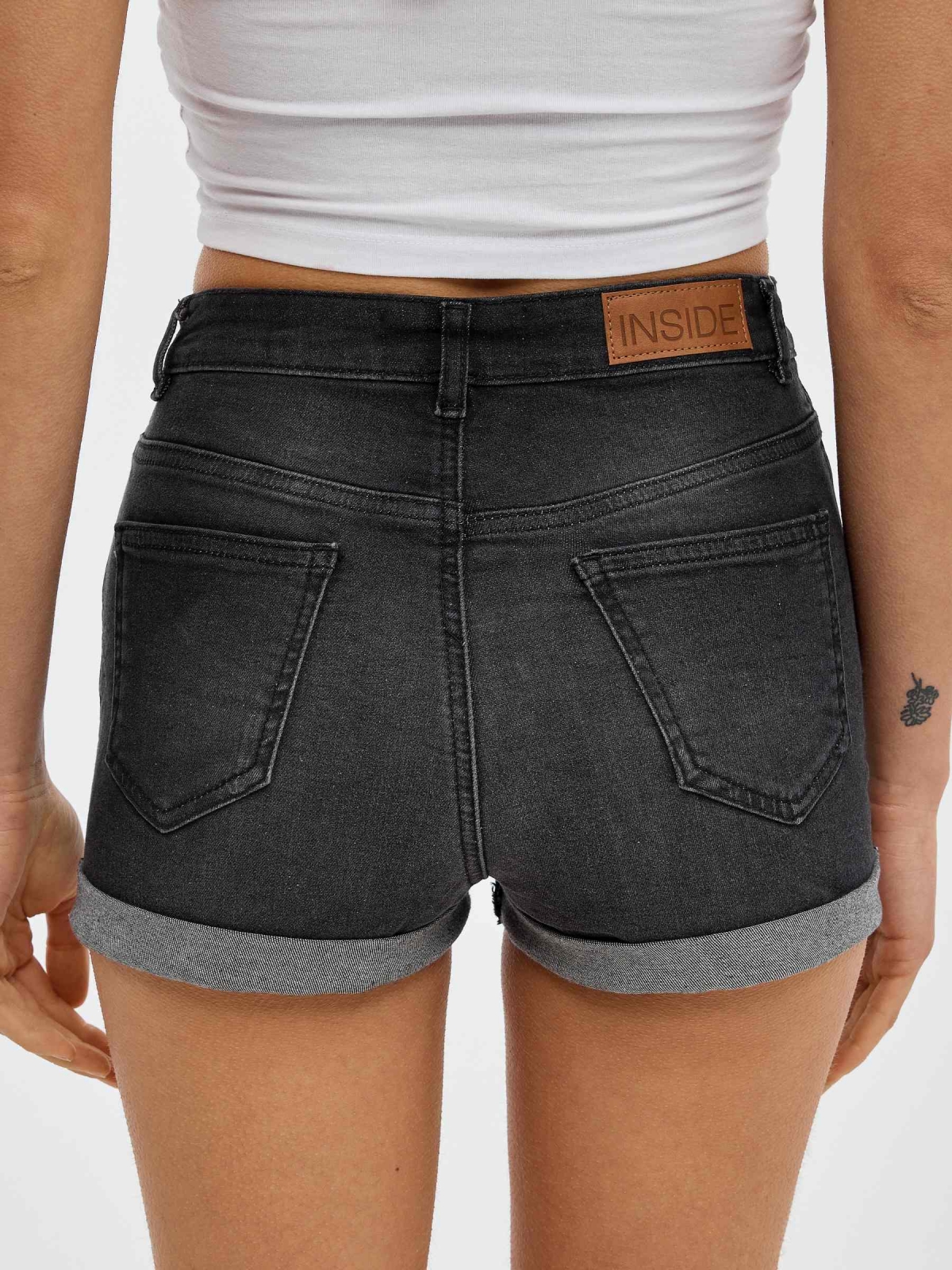 Buttoned denim shorts black detail view