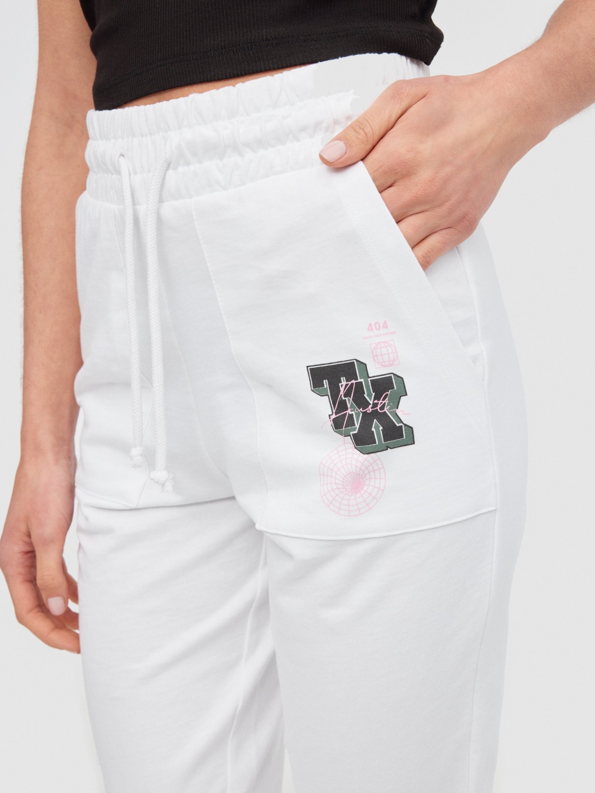 Pantalón jogger bolsillos blanco vista detalle