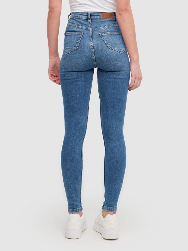 Jeans skinny tiro medio azul escuro vista meia traseira