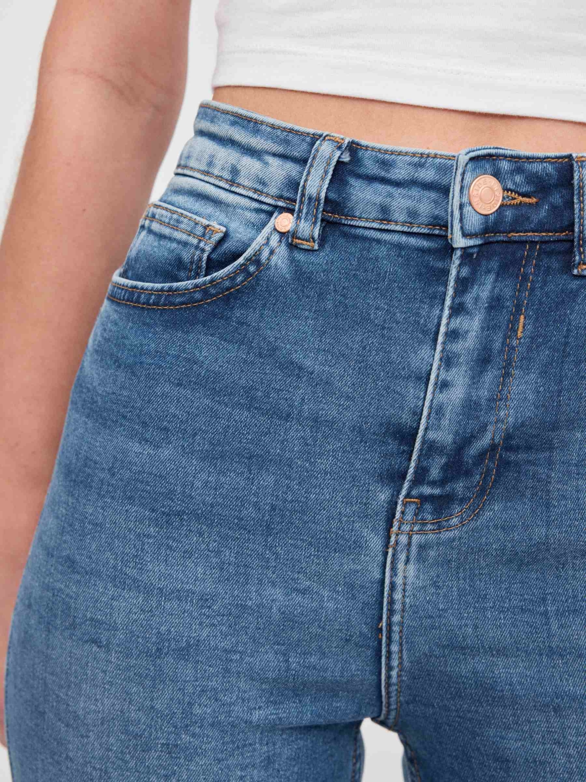 Jeans skinny tiro medio azul escuro vista detalhe