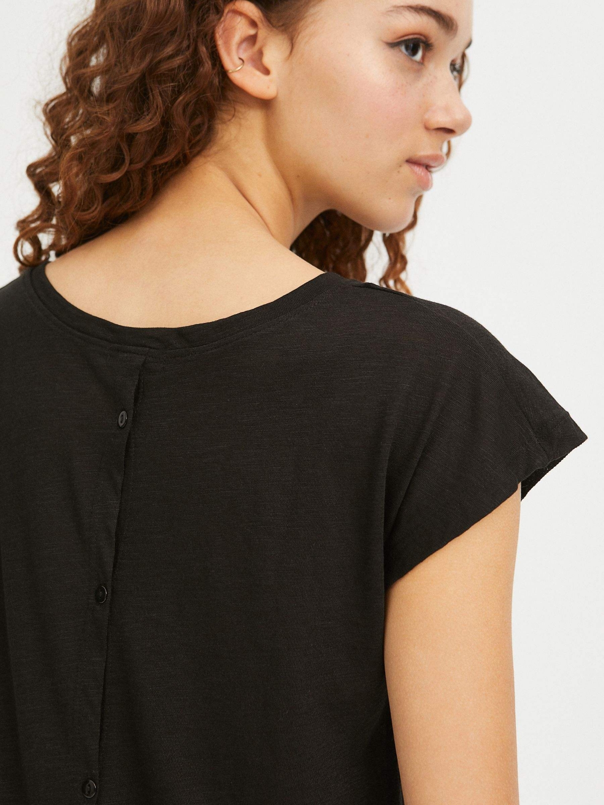 Camiseta botones espalda negro vista detalle