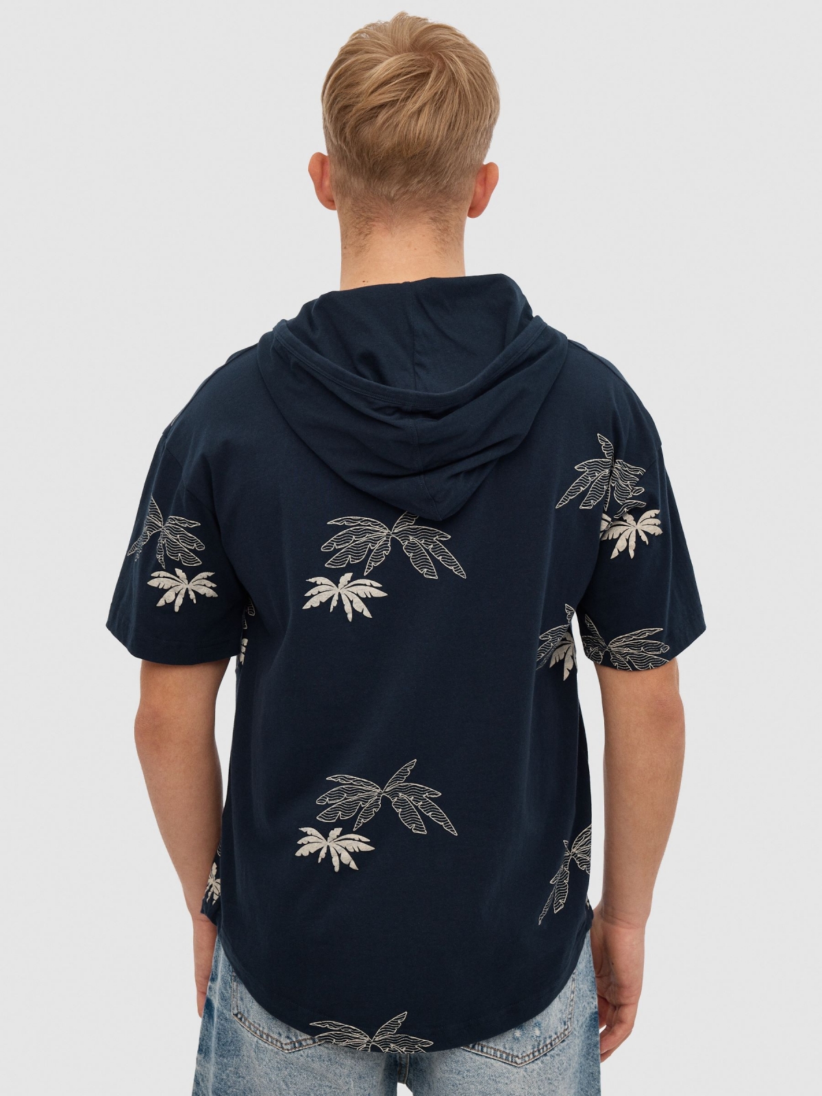 Camiseta palmeras con capucha azul marino vista media trasera