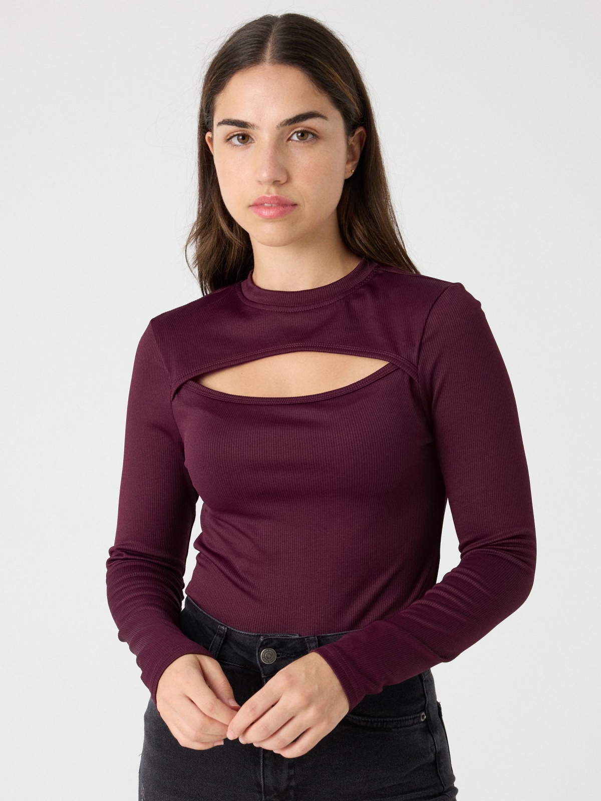 Long-sleeve cut-out ribbed t-shirt aubergine middle front view