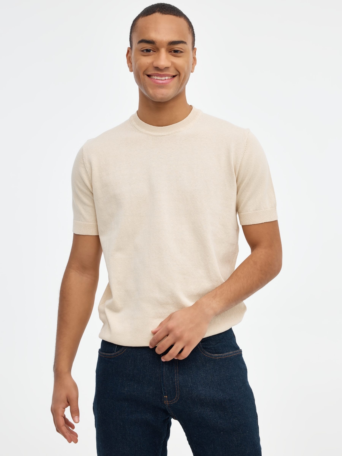 T-shirt tricotada básica areia vista meia frontal