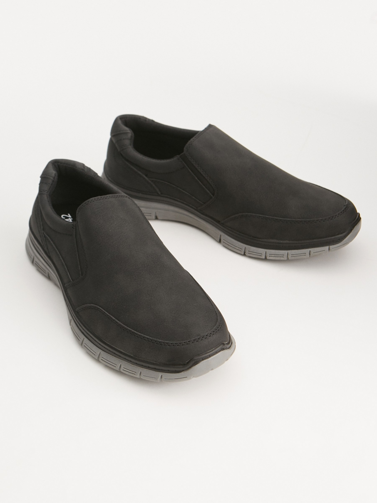 Zapato aplicaciones elásticas negro vista detalle